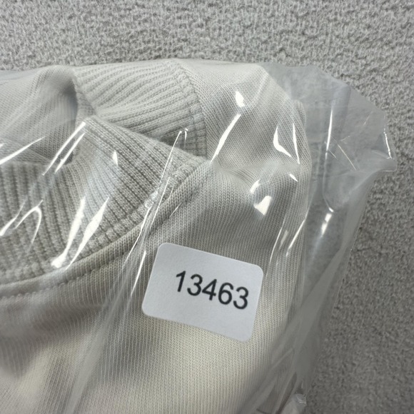 Lululemon Long Sleeve Shirt Womens Medium Light Gray Crewneck Athletic Casual - Picture 9 of 9